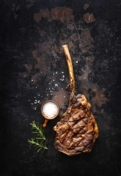 Bife Grelhado Carne Tomahawk Com Especiarias Fundo Rústico Escuro — Fotografia de Stock