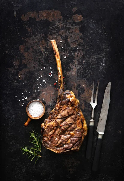 Filete Res Tomahawk Parrilla Con Especias Sobre Fondo Rústico Oscuro —  Fotos de Stock