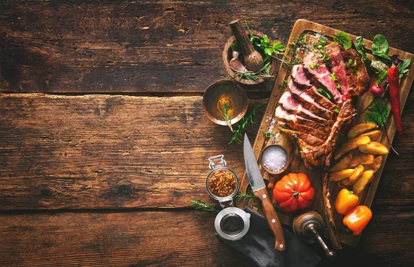 Grillezett Hús Szeletelt Tomahawk Marhahús Fűszerekkel Sült Krumplival Zöldséggel Rusztikus — Stock Fotó