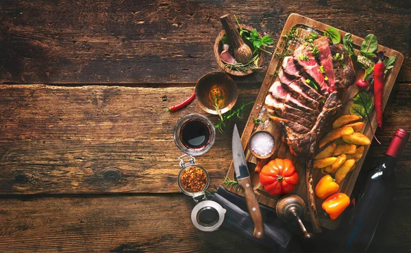 Carne Parrilla Filete Res Tomahawk Rodajas Con Especias Papas Fritas — Foto de Stock