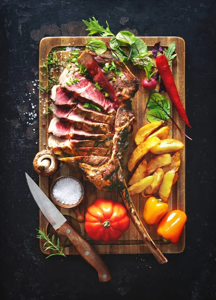 Gegrilde Vlees Gesneden Tomahawk Rundvlees Biefstuk Met Specerijen Frietjes Groenten — Stockfoto