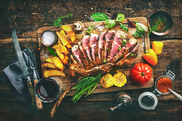 Gegrilde Vlees Gesneden Tomahawk Rundvlees Biefstuk Met Specerijen Frietjes Groenten — Stockfoto