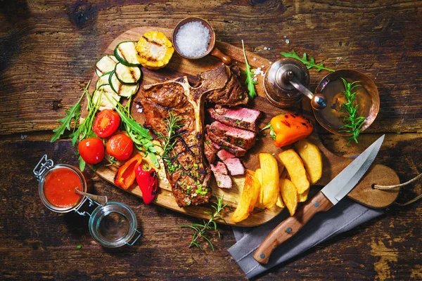 Bife Vaca Com Legumes Grelhados Tempero Tábua Servir — Fotografia de Stock