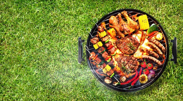 Top View Assorted Delicious Grilled Meat Vegetables Barbecue Grill Smoke — Stock Photo, Image