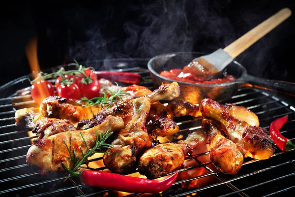 Pernas Frango Grelhadas Baquetas Grelha Churrasco Quente Chamas Com Fumaça — Fotografia de Stock