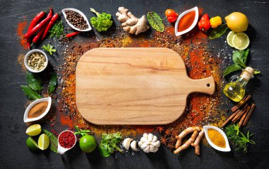 Metnin için fotokopi alanı ile yemek pişirmek için çeşitli otların ve baharatların renkli arkaplanı