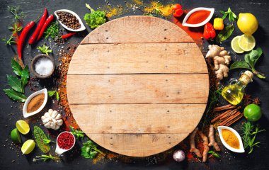 Metnin için fotokopi alanı ile yemek pişirmek için çeşitli otların ve baharatların renkli arkaplanı