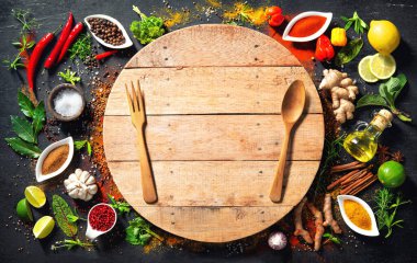 Metnin için fotokopi alanı ile yemek pişirmek için çeşitli otların ve baharatların renkli arkaplanı