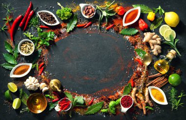 Metnin için fotokopi alanı ile yemek pişirmek için çeşitli otların ve baharatların renkli arkaplanı