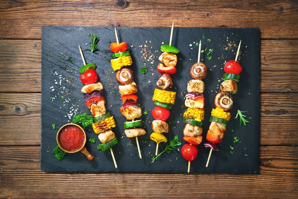 スレートプレート上のキノコと野菜と串焼きにチキンケバブ — ストック写真