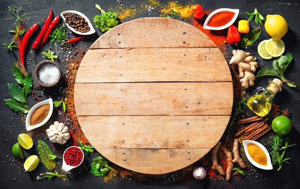 Metnin için fotokopi alanı ile yemek pişirmek için çeşitli otların ve baharatların renkli arkaplanı