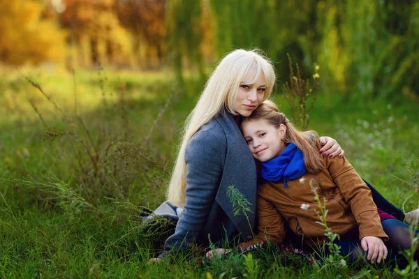 Mutter und Tochter umarmen sich im Herbstwald — Stockfoto