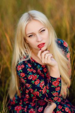       Bir sonbahar Park uzun beyaz saçlı kız