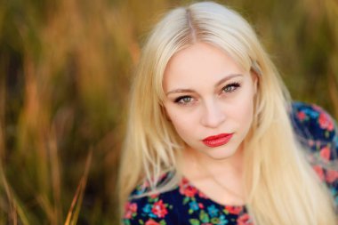       Bir sonbahar Park uzun beyaz saçlı kız