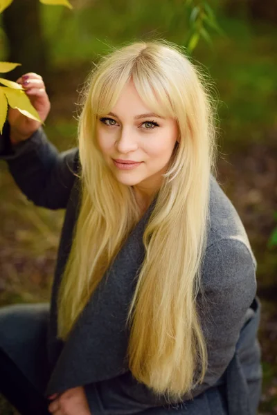 Bir sonbahar Park uzun beyaz saçlı kız