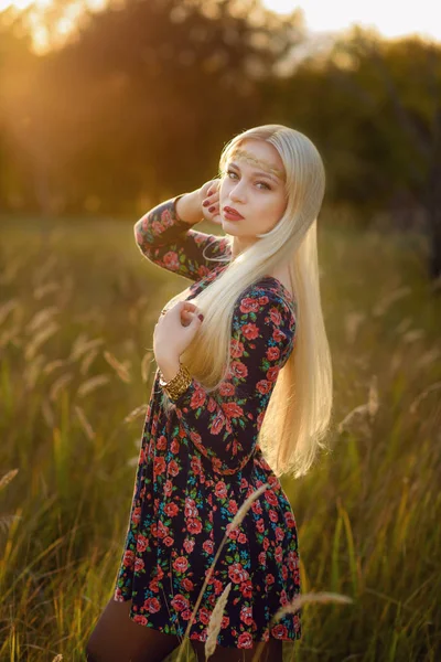       Bir sonbahar Park uzun beyaz saçlı kız