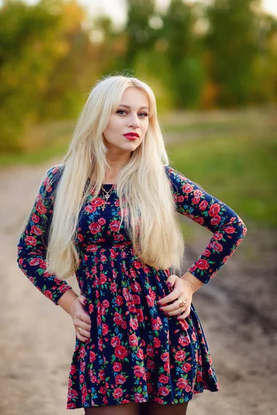      Bir sonbahar Park uzun beyaz saçlı kız
