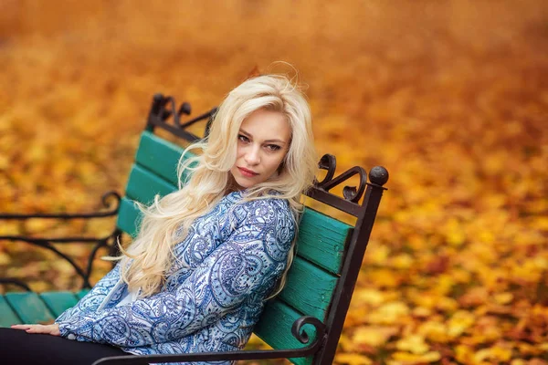 Meisje wandelen in de herfst park — Stockfoto