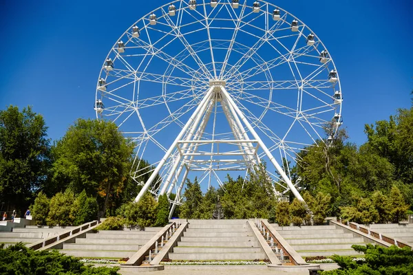 Une grande roue dans un parc d'attractions — Photo