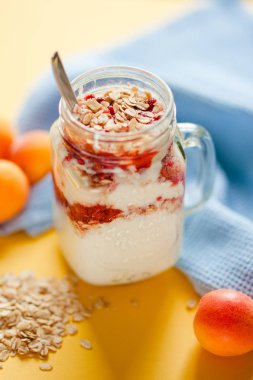 Kahvaltı yoğurt ve granola kayısı ile için