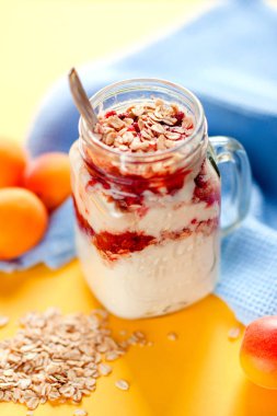 Kahvaltı yoğurt ve granola kayısı ile için