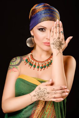 Oryantal bir eşarp ile stüdyoda kucağında kına resmini kadında