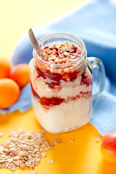 Kahvaltı yoğurt ve granola kayısı ile için