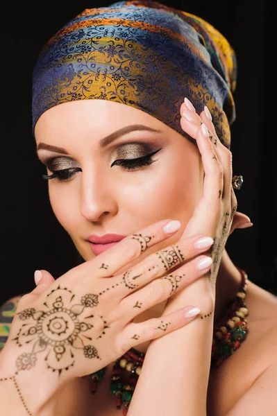 Oryantal bir eşarp ile stüdyoda kucağında kına resmini kadında