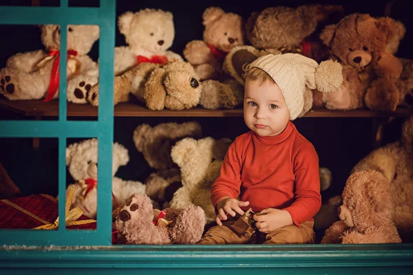 bir Noel ağacı ve bir şömine yakın oturan ve bir yeni yıl için bekleyen küçük çocuk