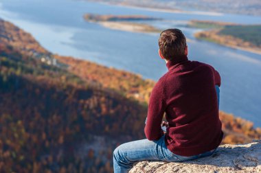 açık havada bir tablet üzerinde çalışan adam