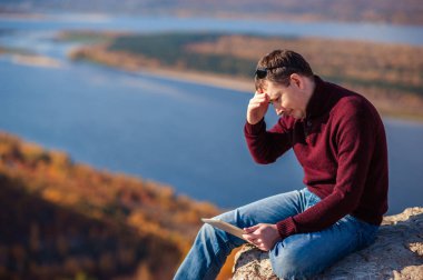 açık havada bir tablet üzerinde çalışan adam