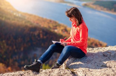 Kız bir defterde yazar