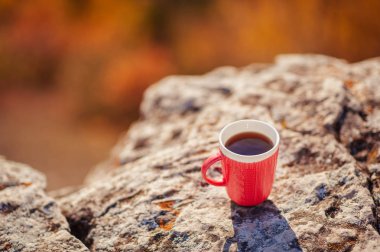 bir fincan çay bir dağın tepesinde duruyor