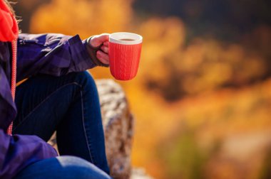 bir fincan çay tutan bir dağ kızı üstüne