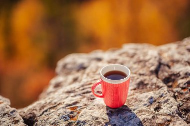 bir fincan çay bir dağın tepesinde duruyor