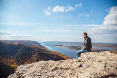 Bir dağın tepesindeki adam