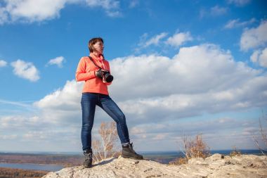 manzara resimleri alarak kız
