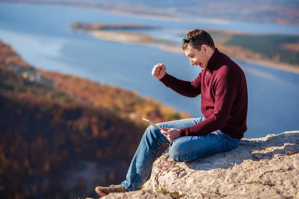 açık havada bir tablet üzerinde çalışan adam