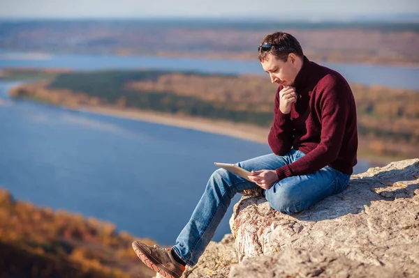 açık havada bir tablet üzerinde çalışan adam