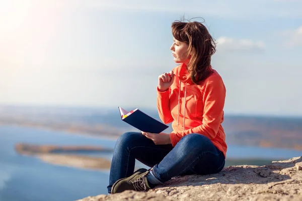 La muchacha escribe en el cuaderno — Foto de Stock