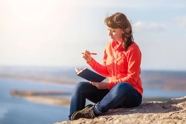 La muchacha escribe en el cuaderno — Foto de Stock