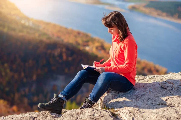 La muchacha escribe en el cuaderno — Foto de Stock