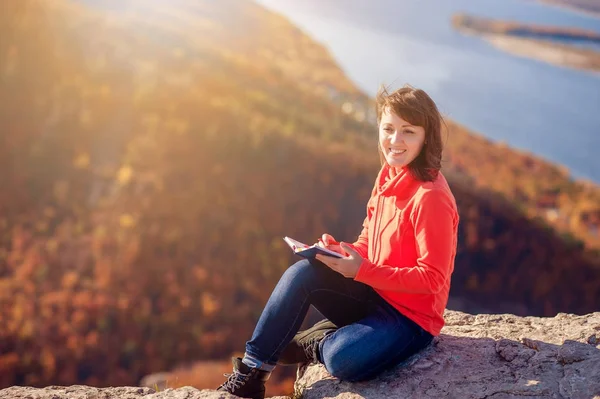 La muchacha escribe en el cuaderno — Foto de Stock