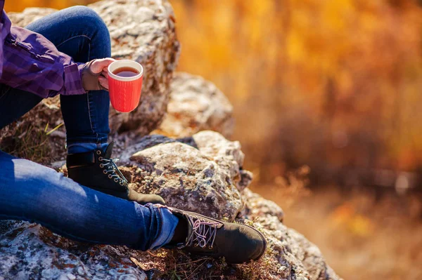 En la cima de una chica de montaña sosteniendo una taza de té — Foto de Stock