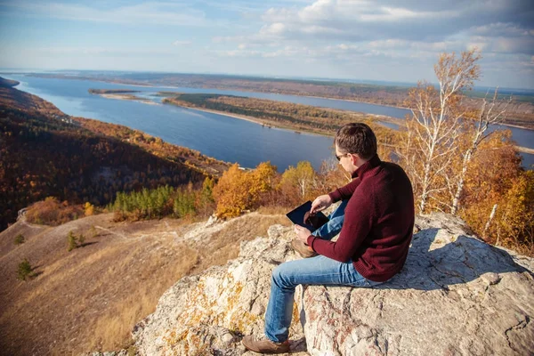 açık havada bir tablet üzerinde çalışan adam