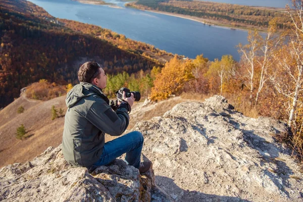 adam peyzaj fotoğraf çeker