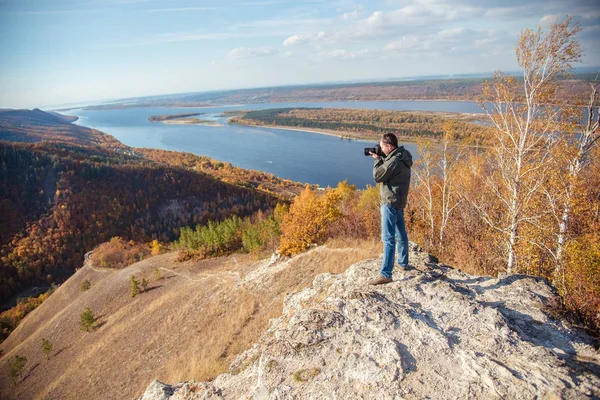 adam peyzaj fotoğraf çeker