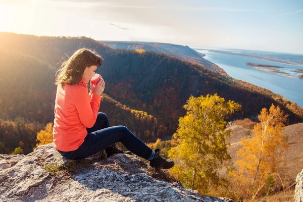 Kız dağın zirvesinde çay içiyor