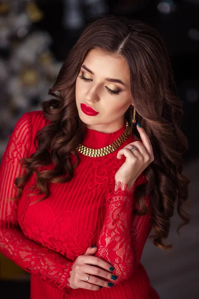 Krásná dívka v červených šatech čeká na nový rok — Stock fotografie