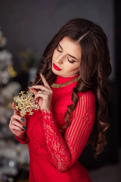 Красивая девушка в красном платье ждет нового года — стоковое фото
